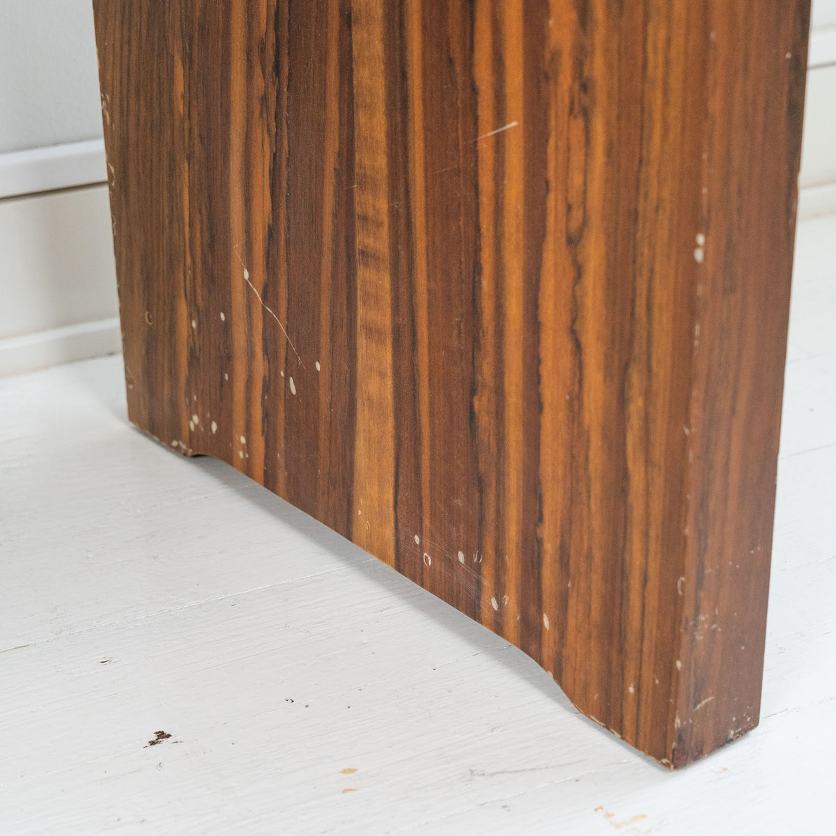 Pitkä penkki akaasiapuuta