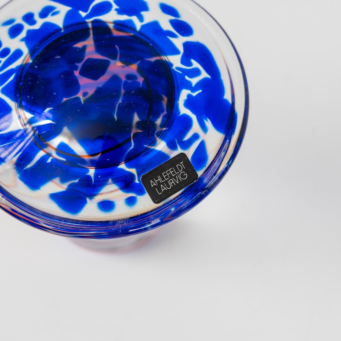 Ahlefeldt Laurvig -lasisieni, medium