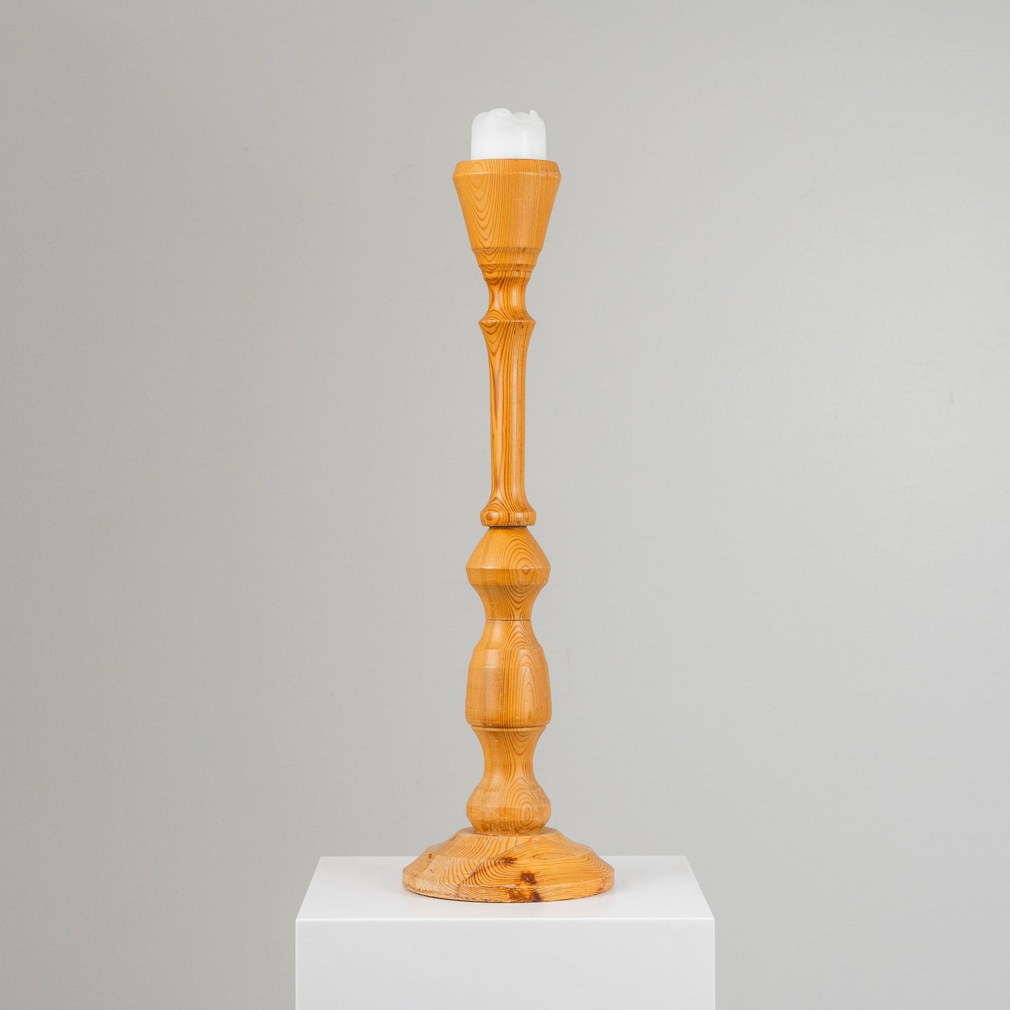 Korkea puinen kynttilänjalka