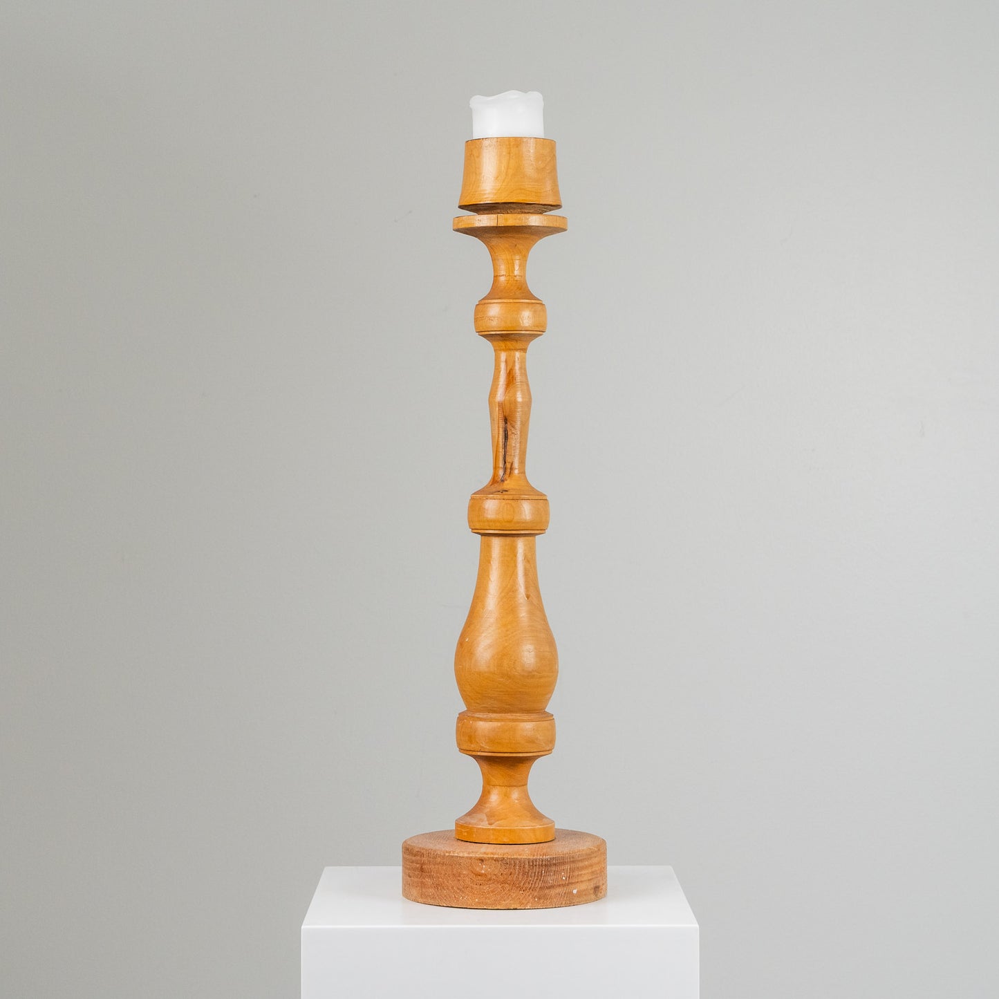 Korkea puinen kynttilänjalka