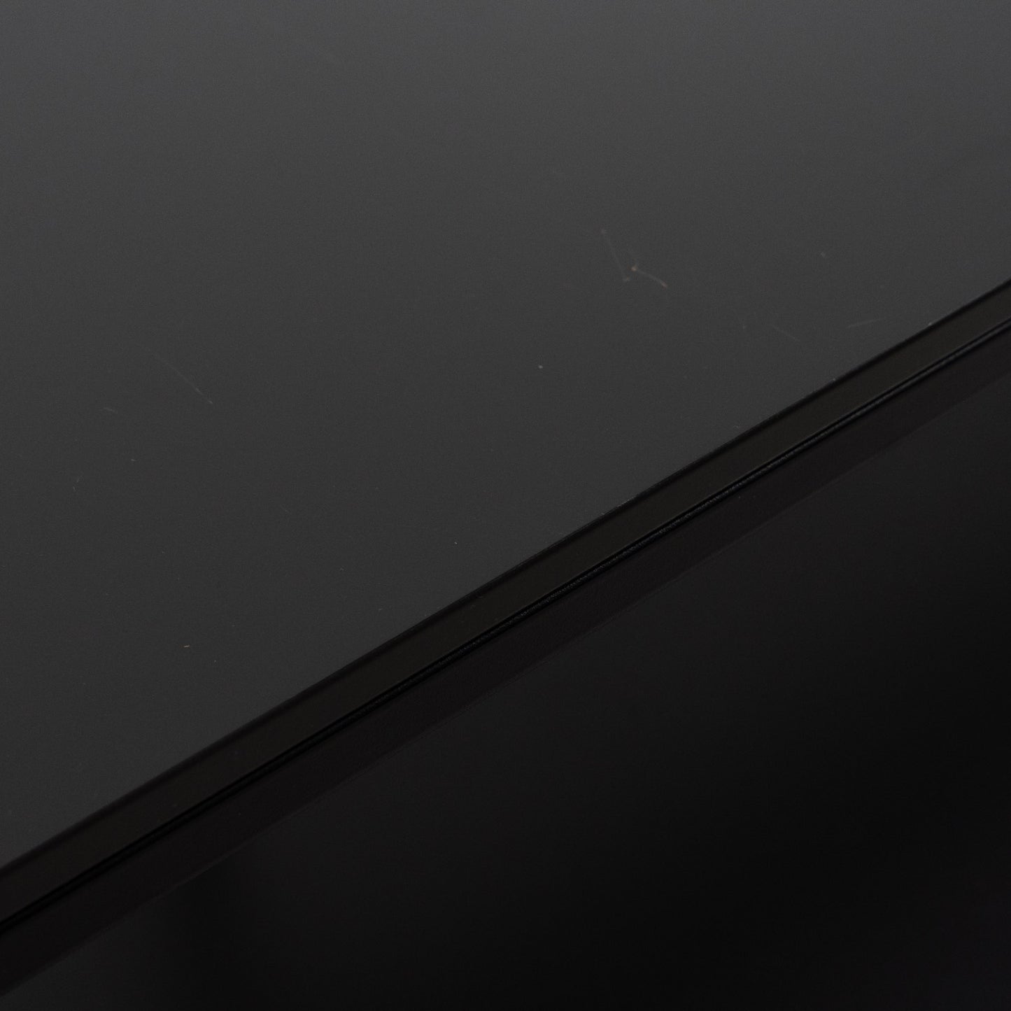 Matala musta taso, metallinen runko