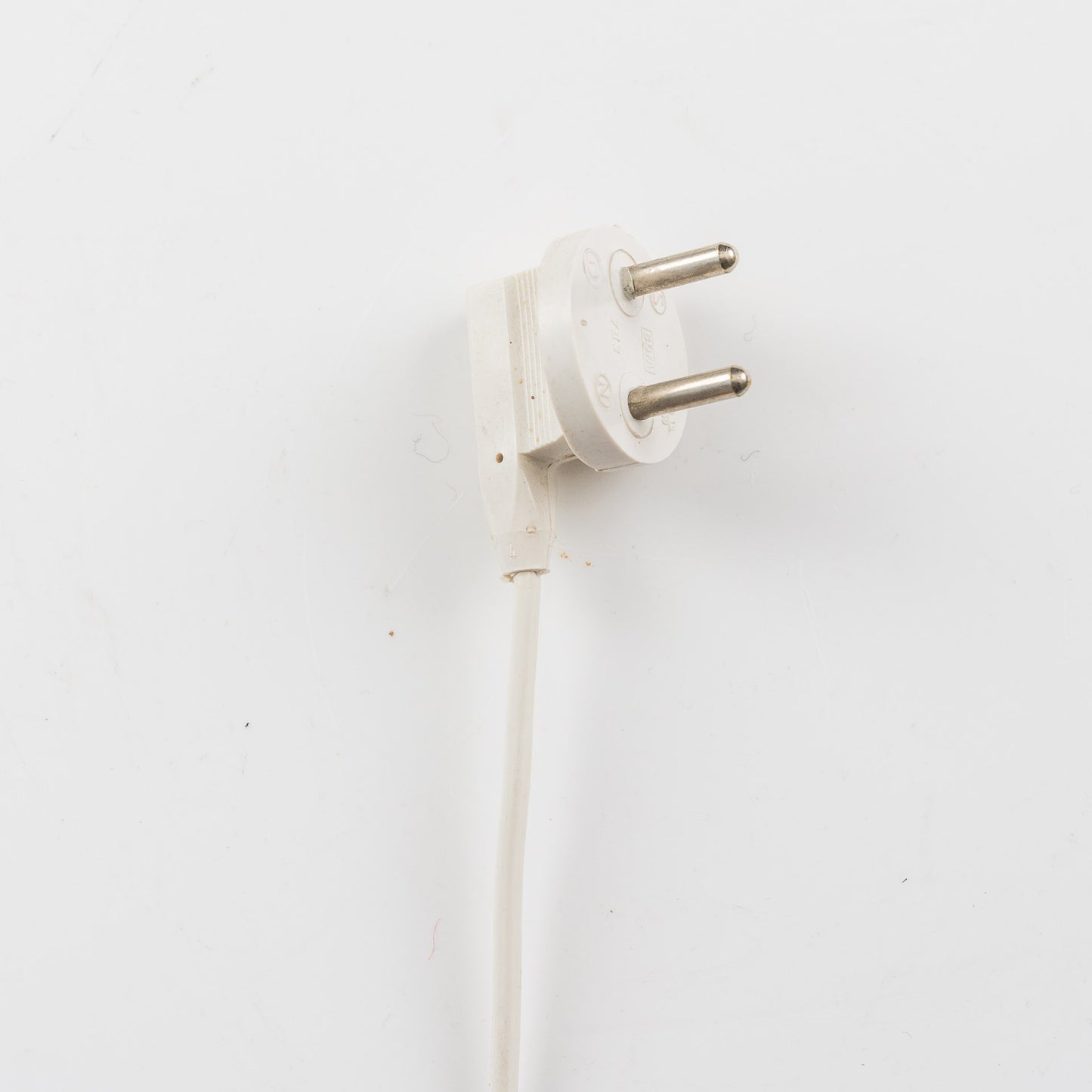 Messinkijalkainen pöytävalaisin