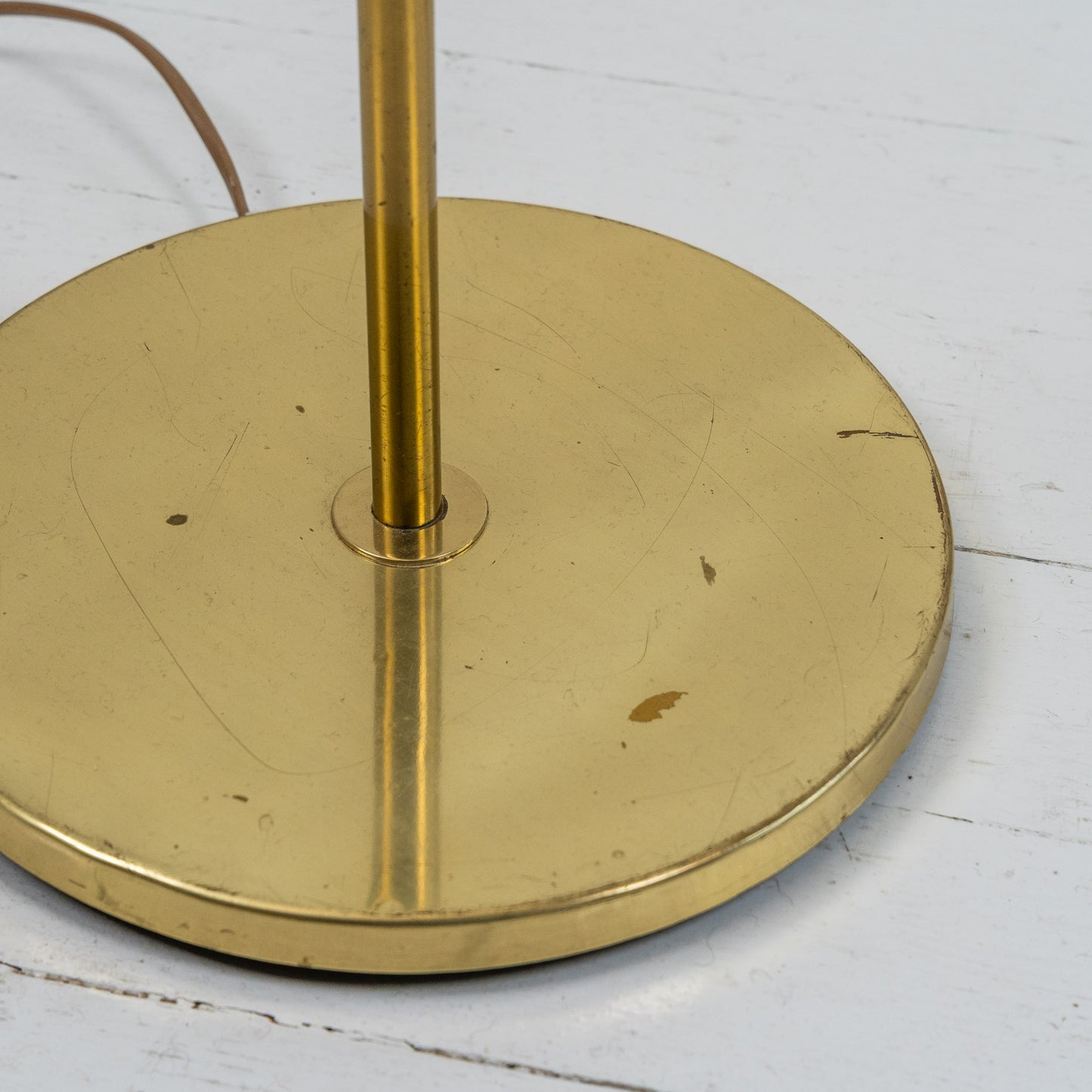 Messinkinen lattiavalaisin