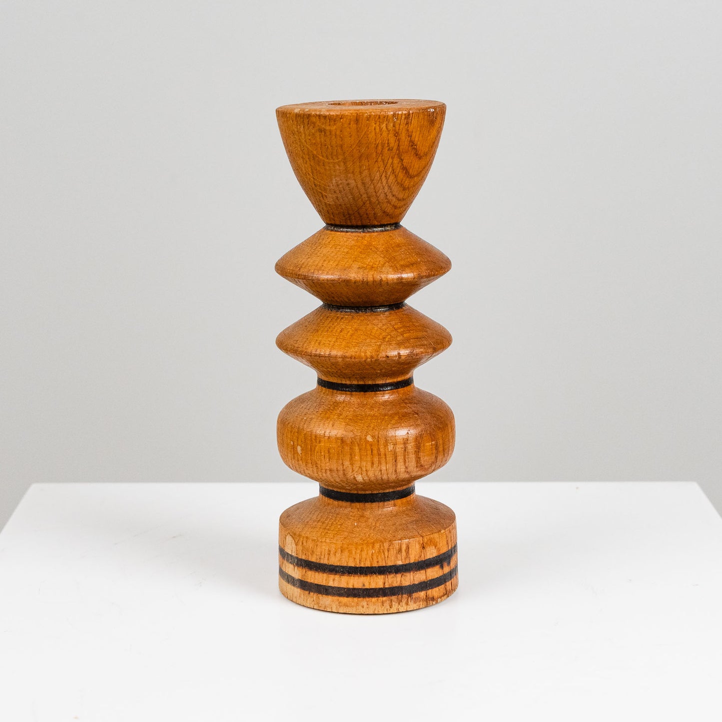 Tiikkinen kynttilänjalka