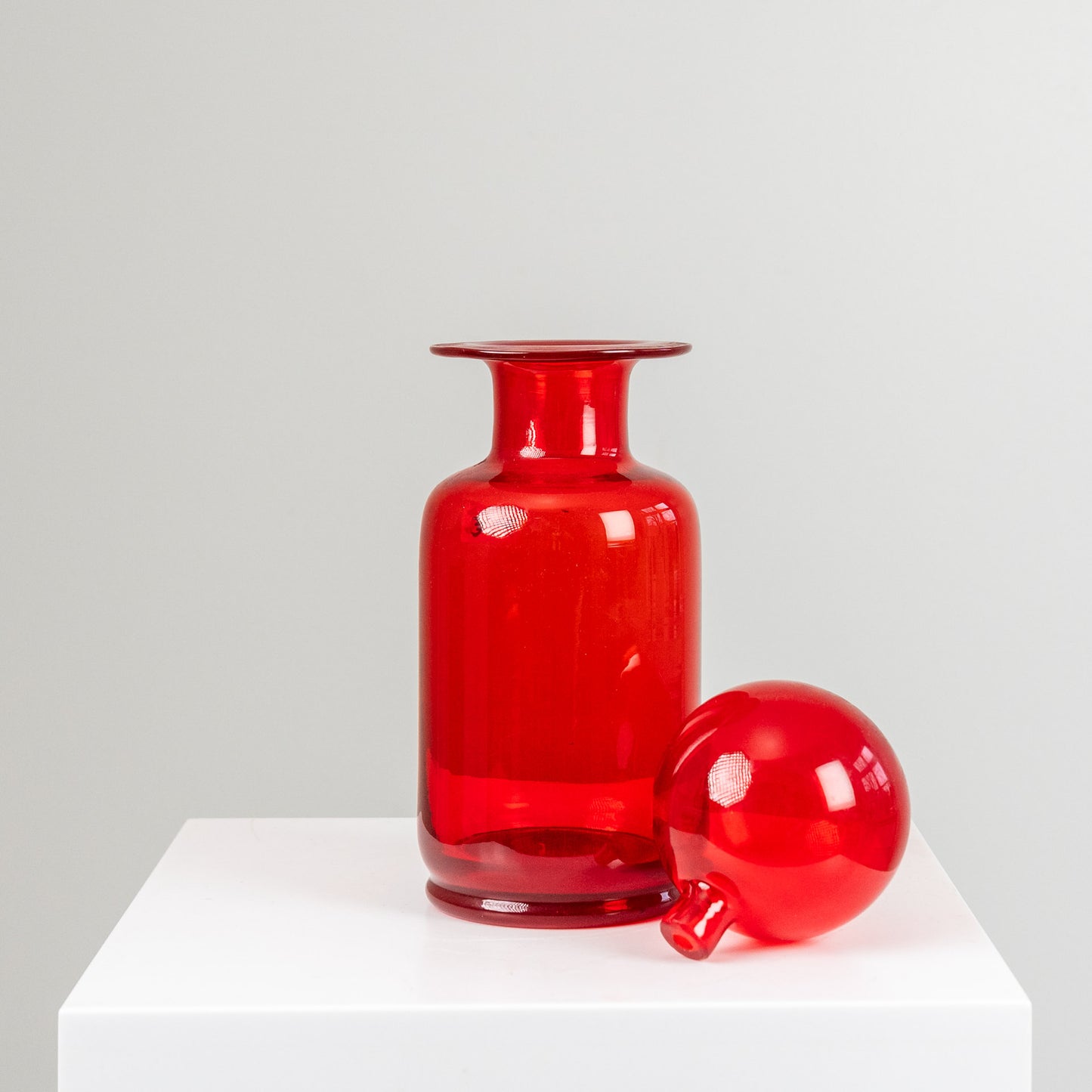 Punainen lasipullo pallokorkilla
