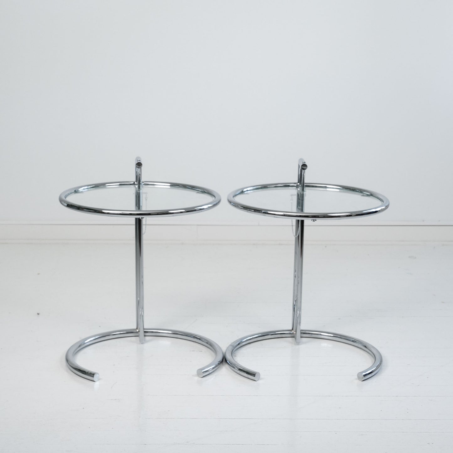 Eileen Gray sivupöydät E1027