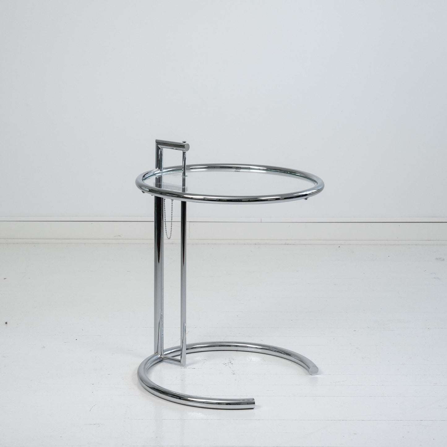 Eileen Gray sivupöydät E1027