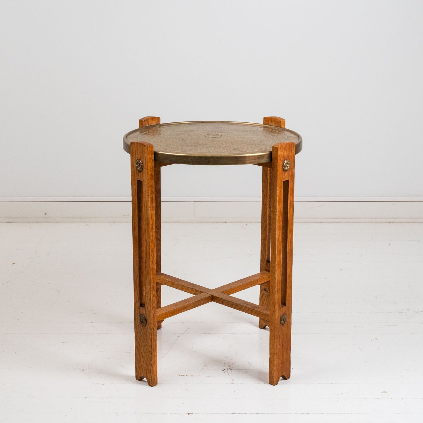 Messinkikansinen sivupöytä, Art Nouveau