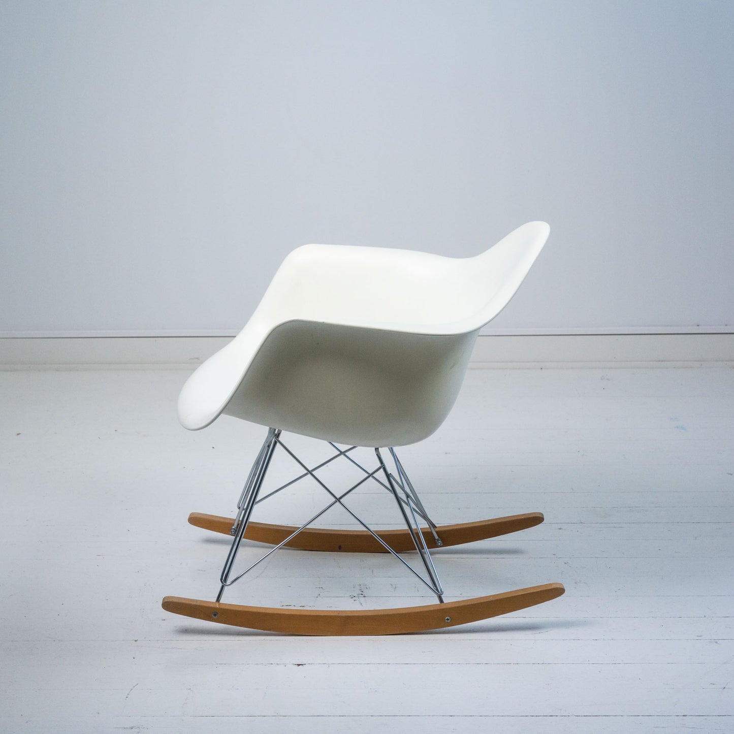 Vitra Eames RAR -keinutuoli