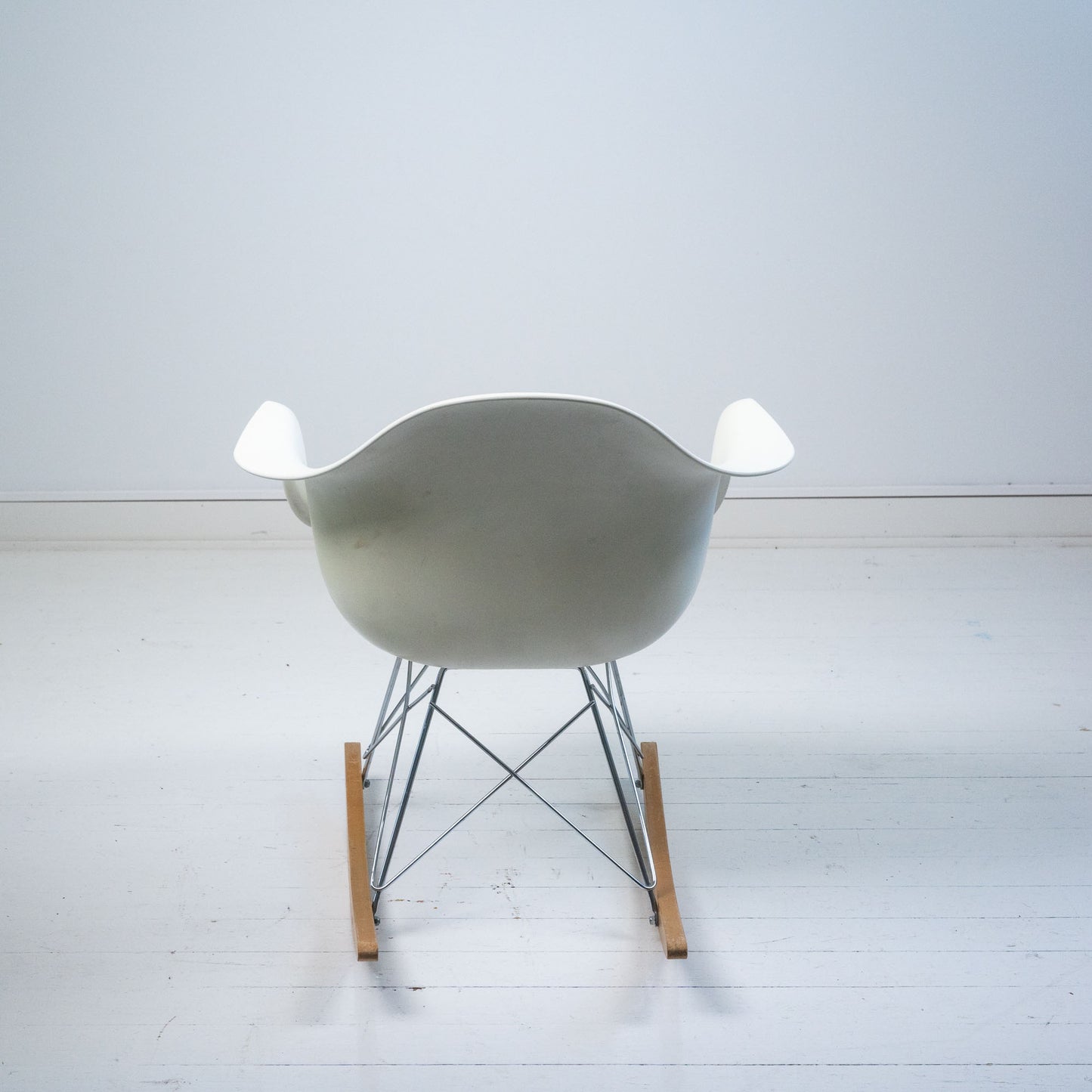 Vitra Eames RAR -keinutuoli