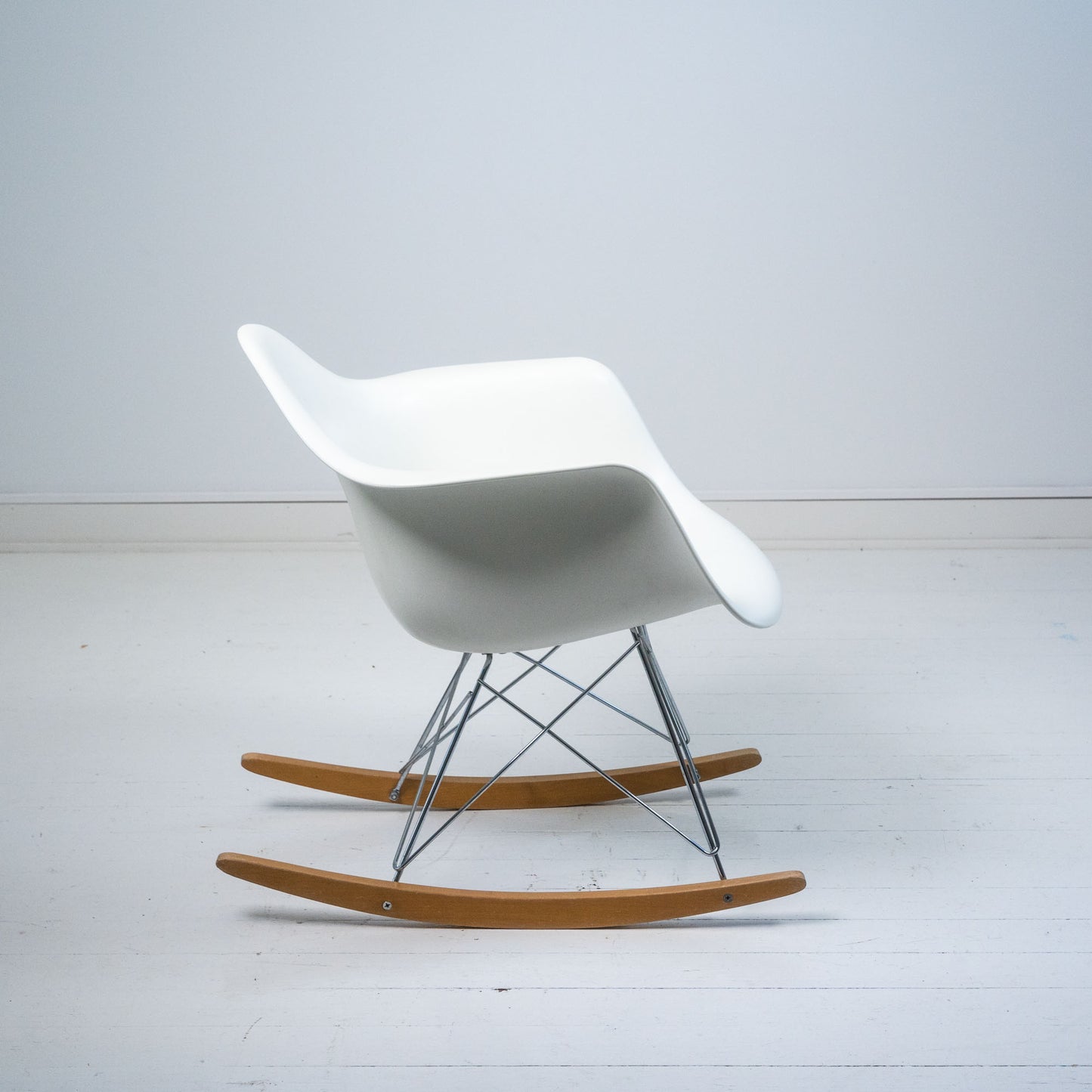 Vitra Eames RAR -keinutuoli