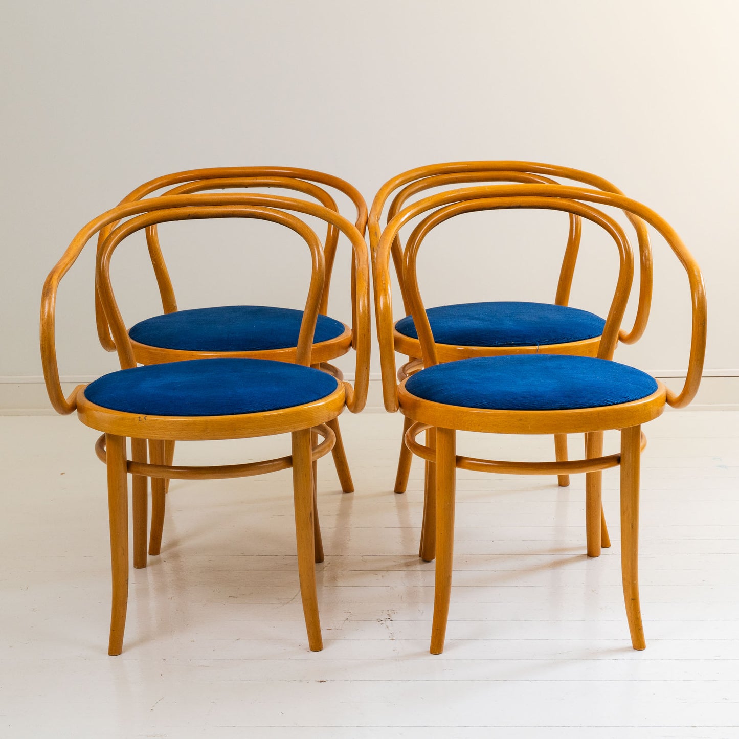 Thonet look a like ruokatuolit