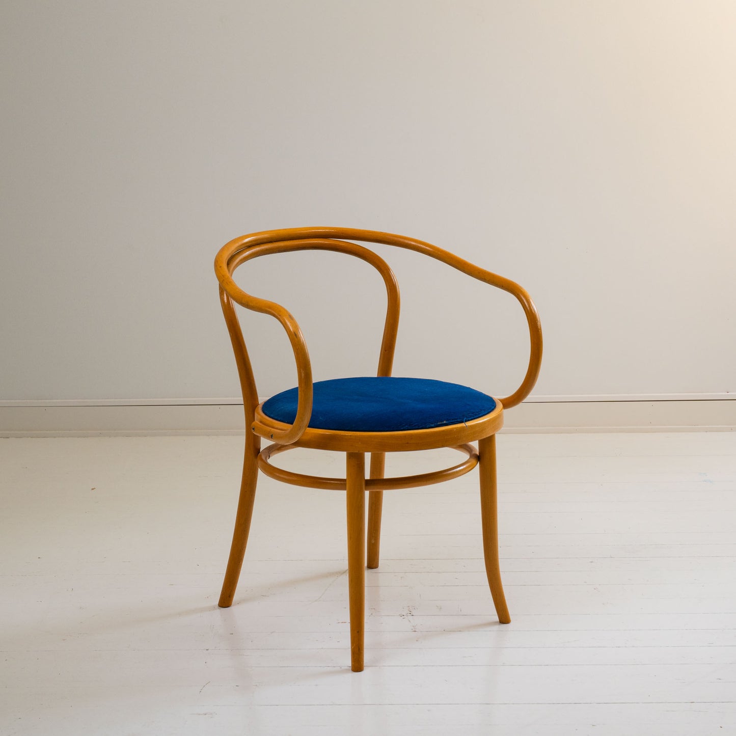 Thonet look a like ruokatuolit