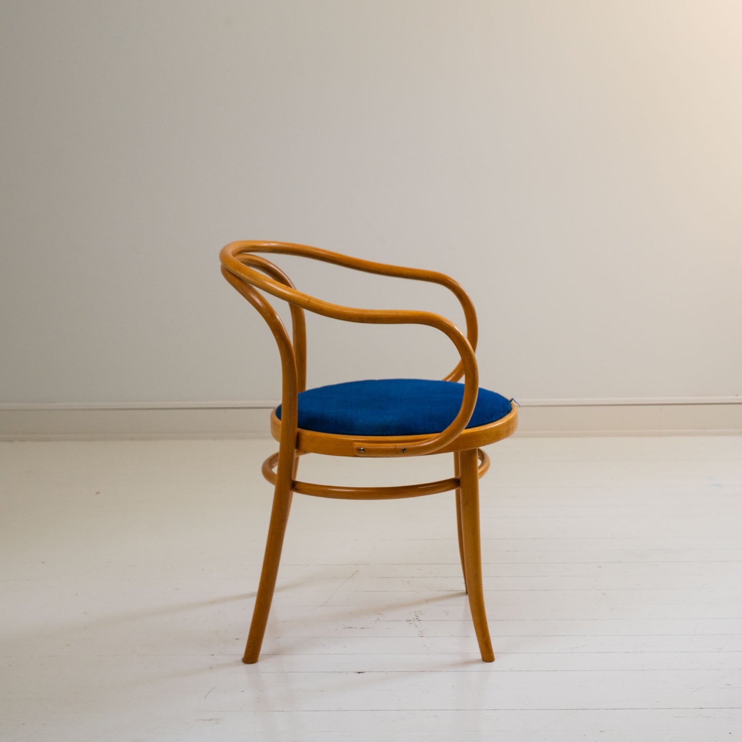 Thonet look a like ruokatuolit