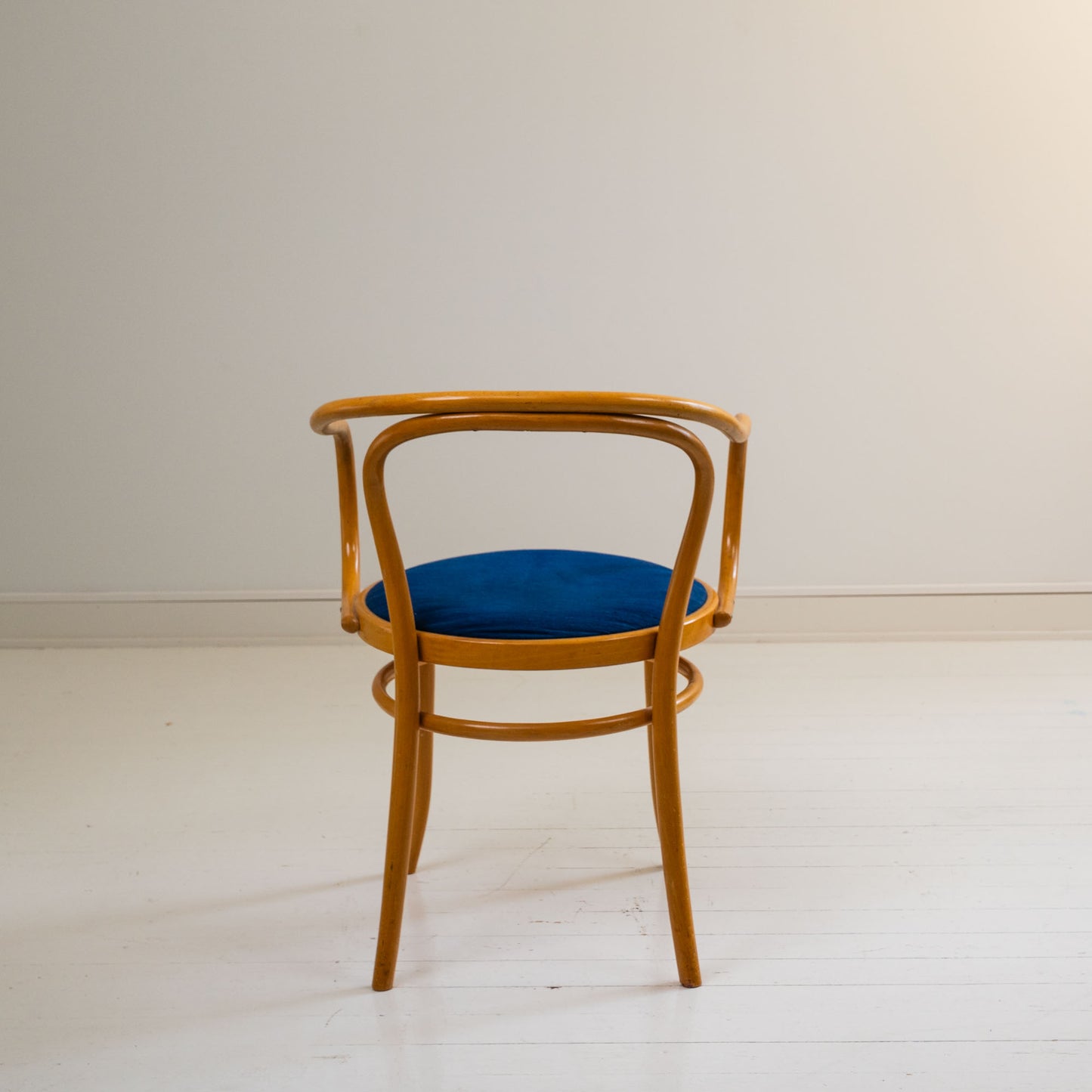 Thonet look a like ruokatuolit