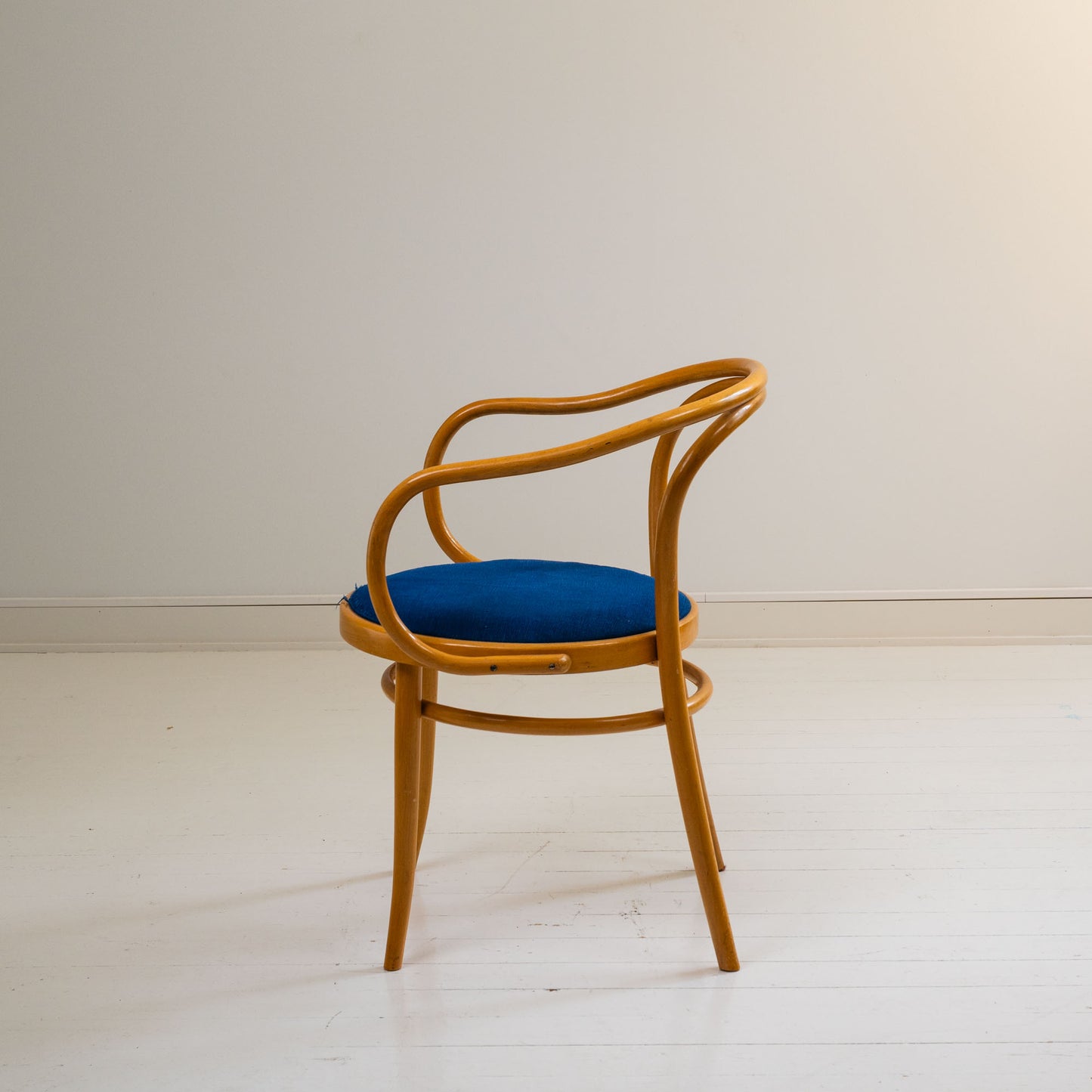 Thonet look a like ruokatuolit