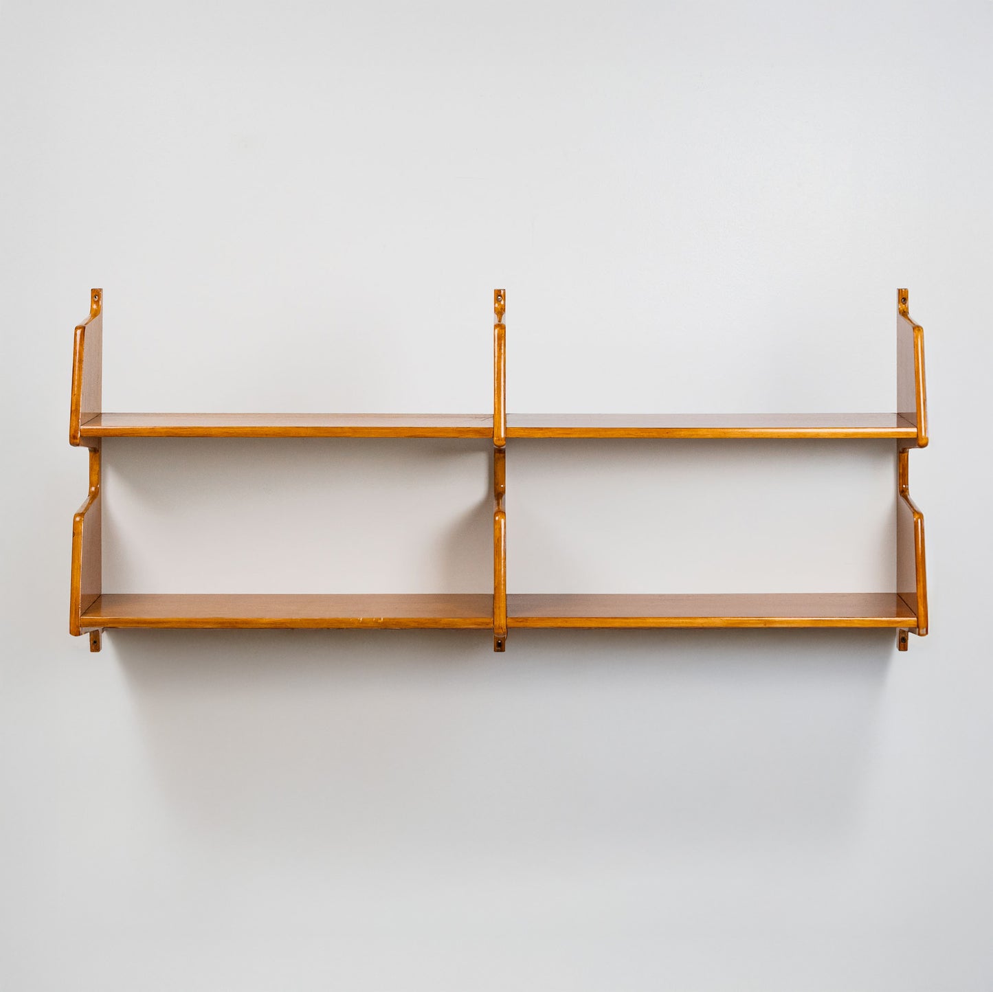 Puinen kaksitasoinen seinähylly