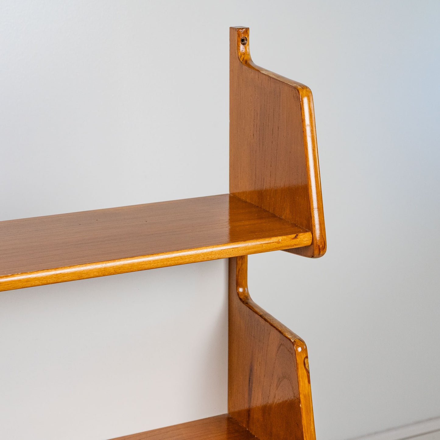 Puinen kaksitasoinen seinähylly