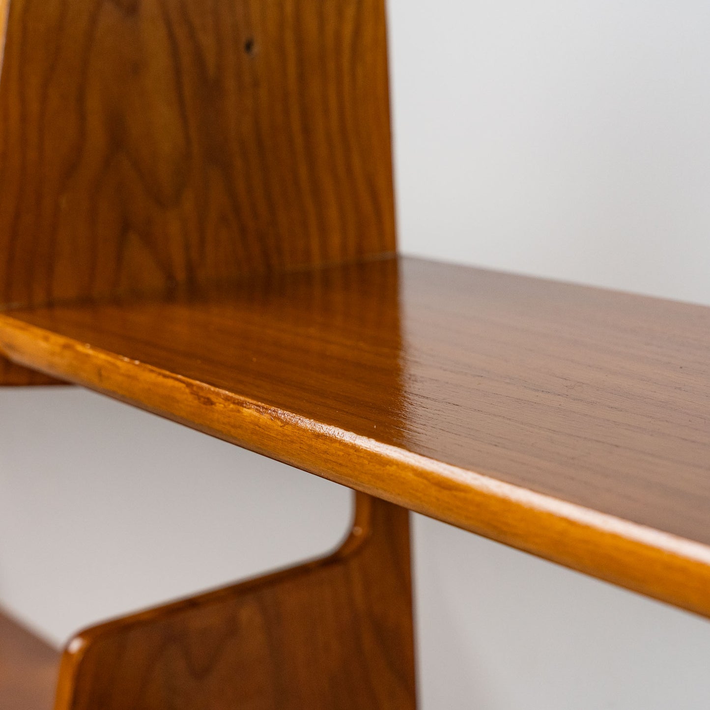 Puinen kaksitasoinen seinähylly