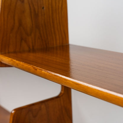 Puinen kaksitasoinen seinähylly