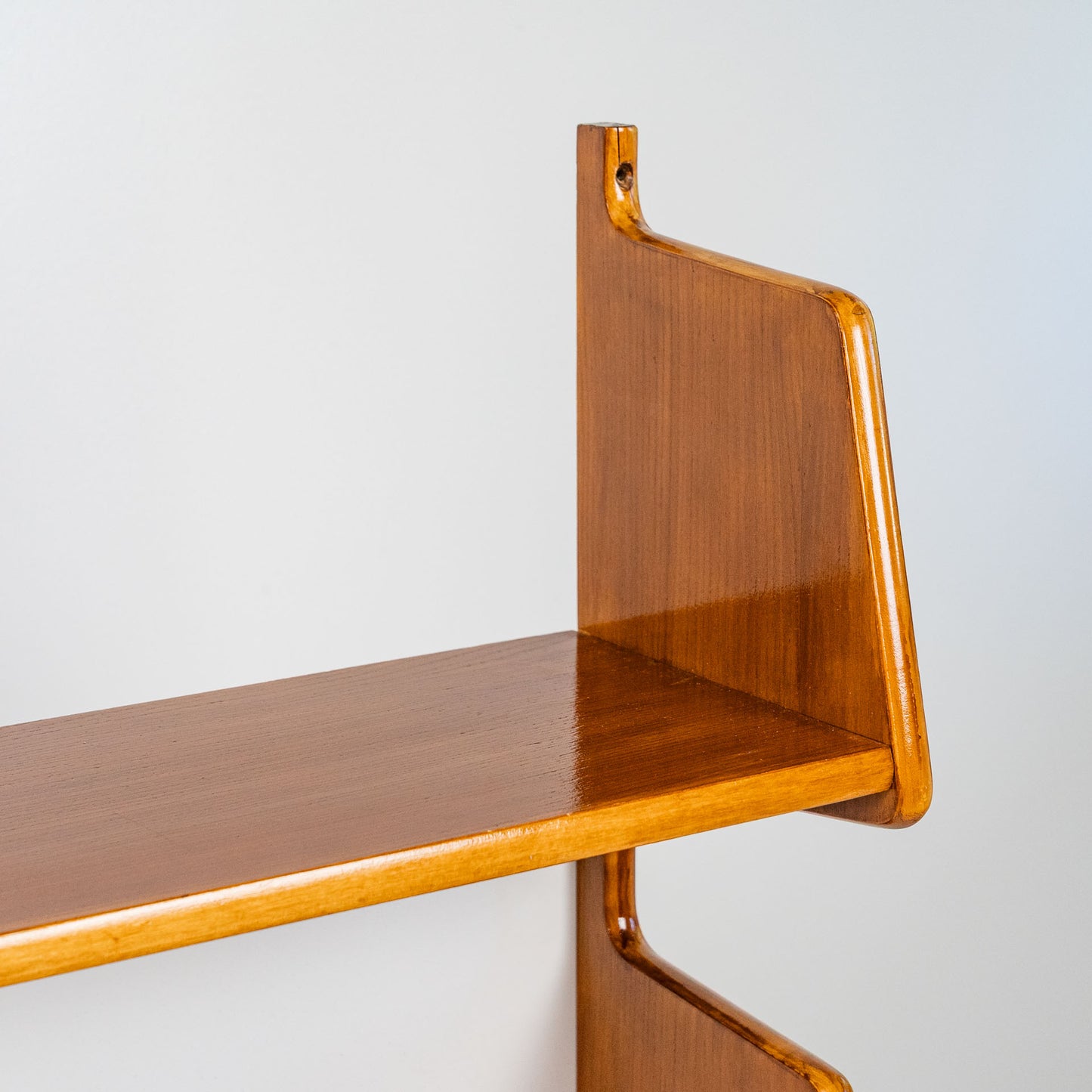 Puinen kaksitasoinen seinähylly