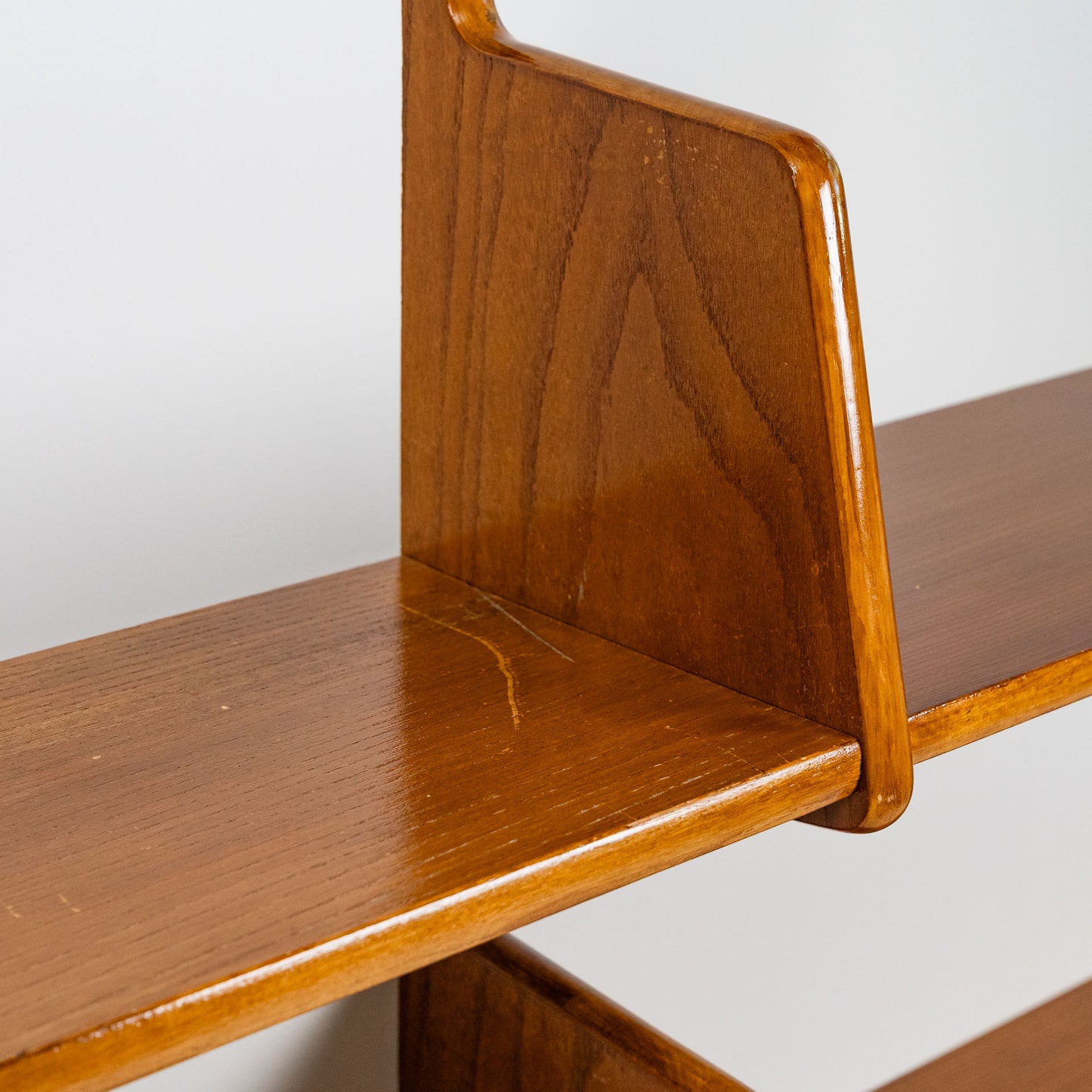 Puinen kaksitasoinen seinähylly