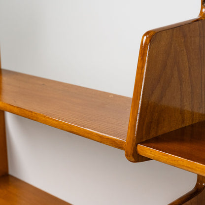 Puinen kaksitasoinen seinähylly