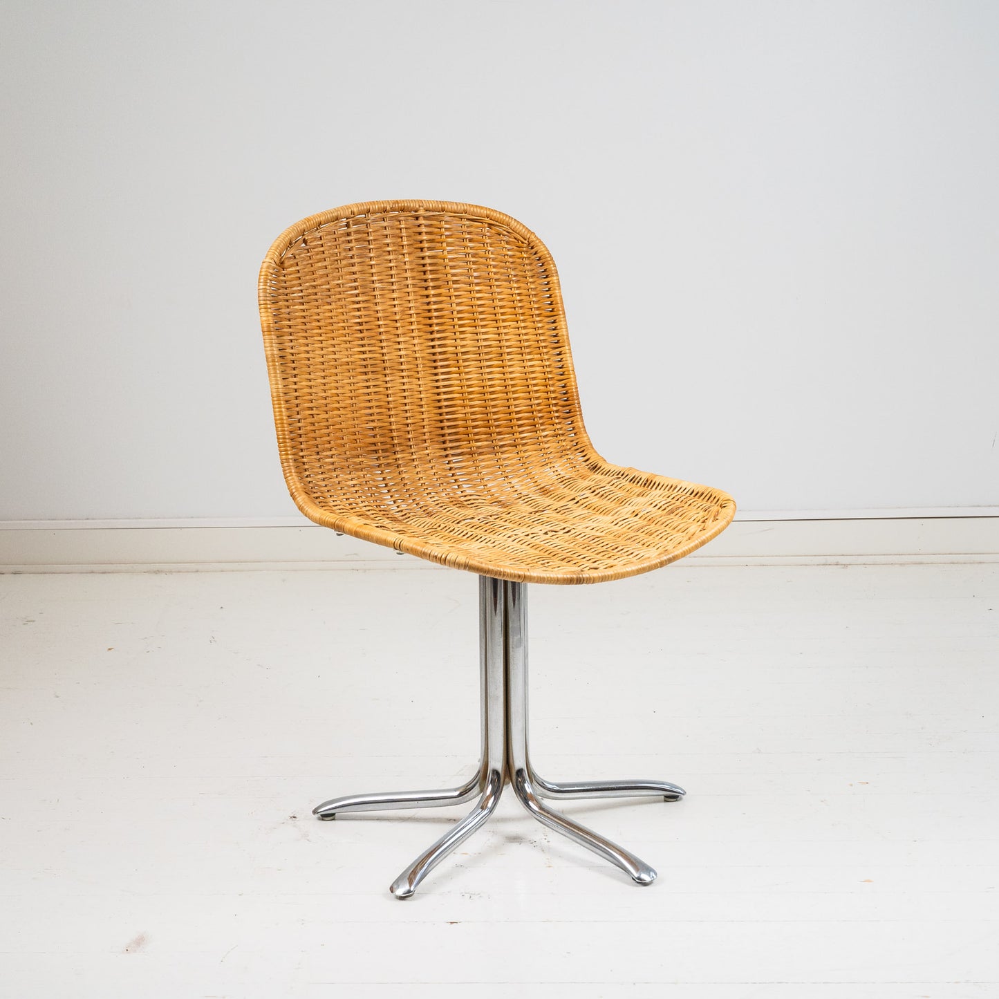 Pyörivä rottinkituoli, metallijalat 4 kpl myydään yhdessä