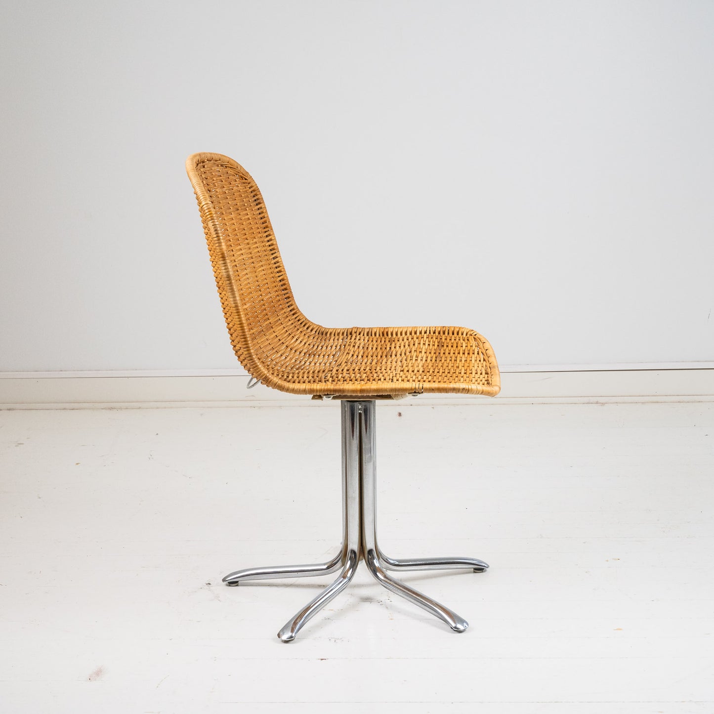 Pyörivä rottinkituoli, metallijalat 4 kpl myydään yhdessä