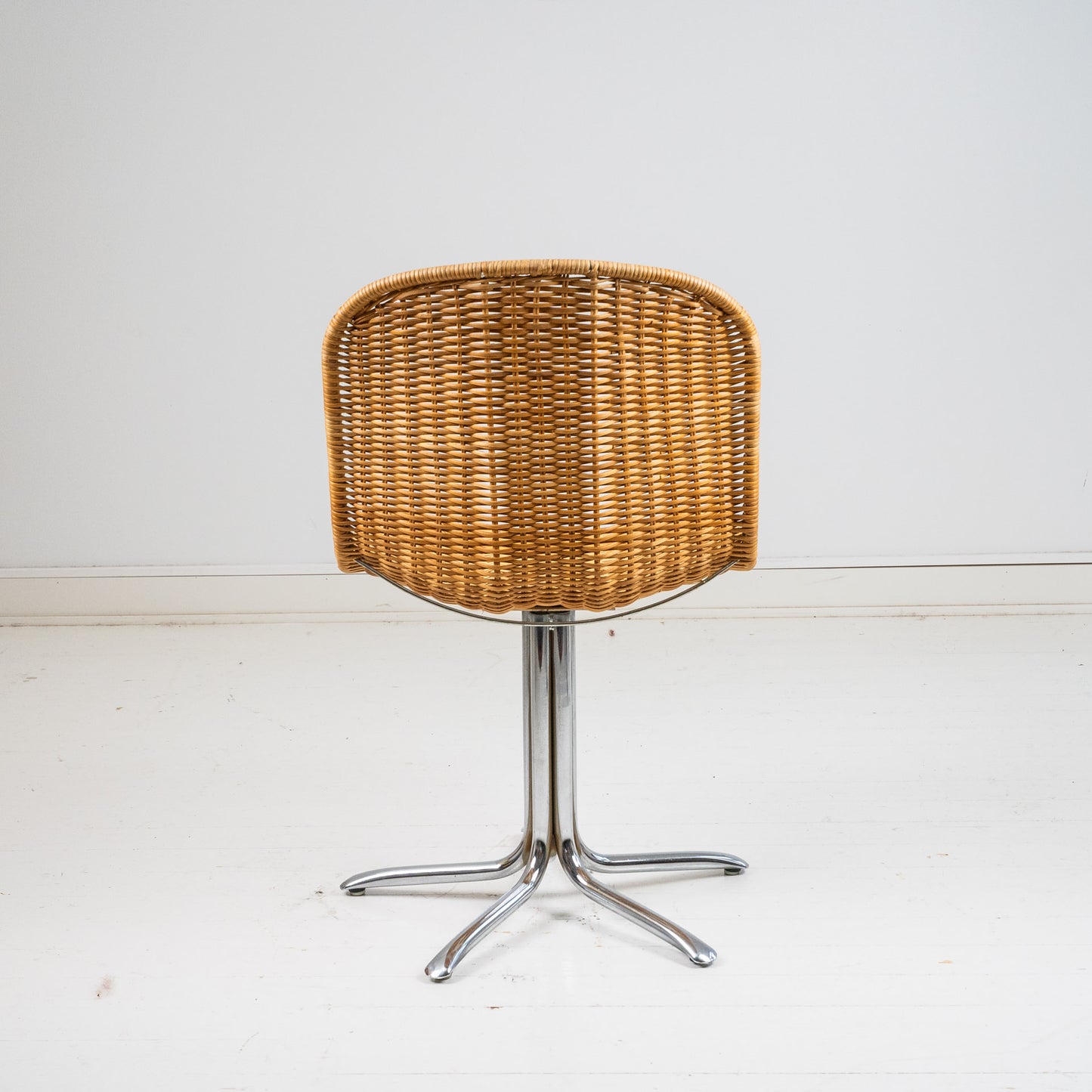 Pyörivä rottinkituoli, metallijalat 4 kpl myydään yhdessä