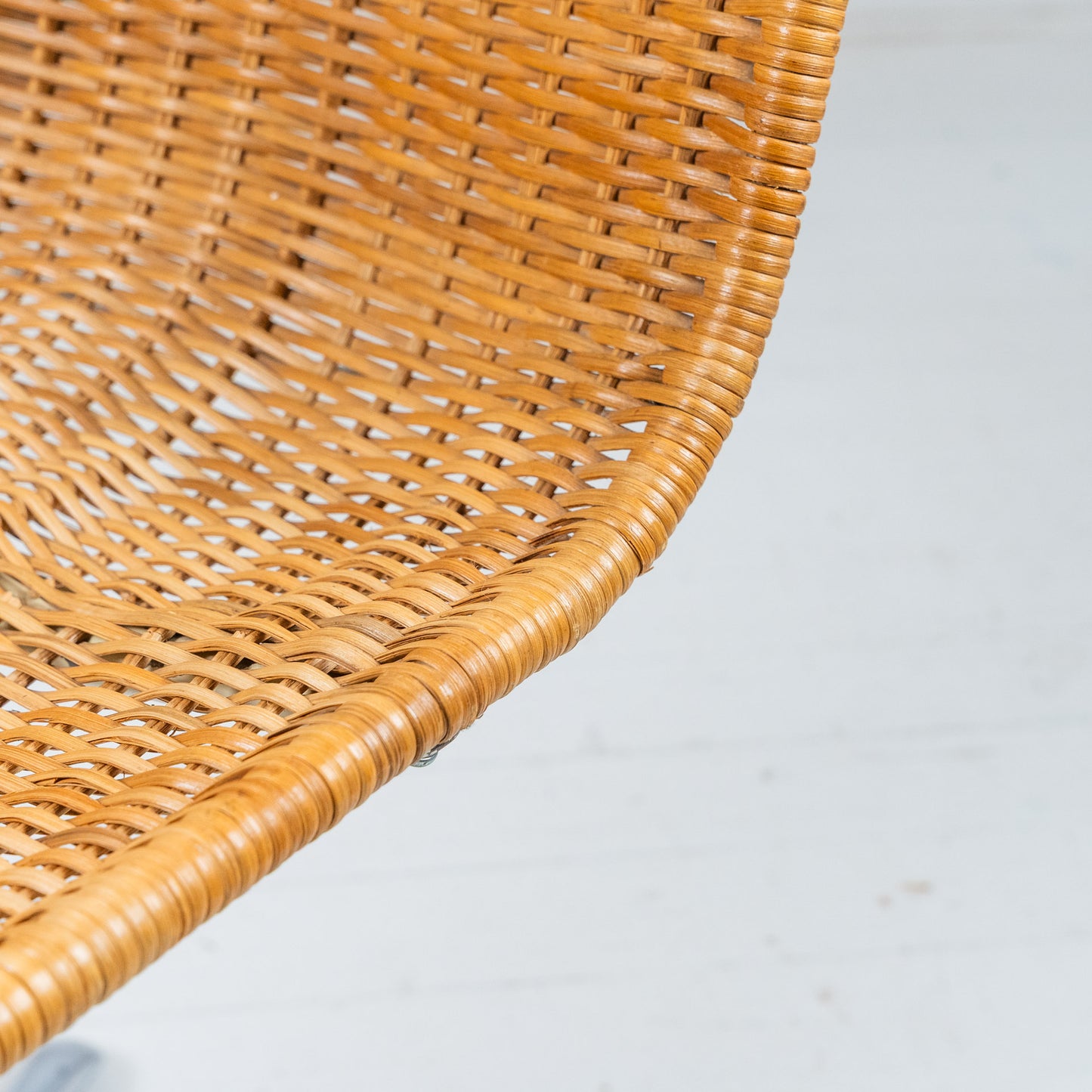 Pyörivä rottinkituoli, metallijalat 4 kpl myydään yhdessä