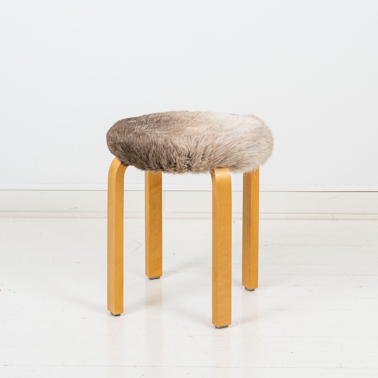 Artek E60-jakkara porontaljalla