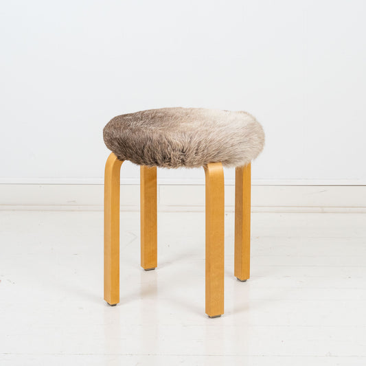 Artek E60-jakkara porontaljalla