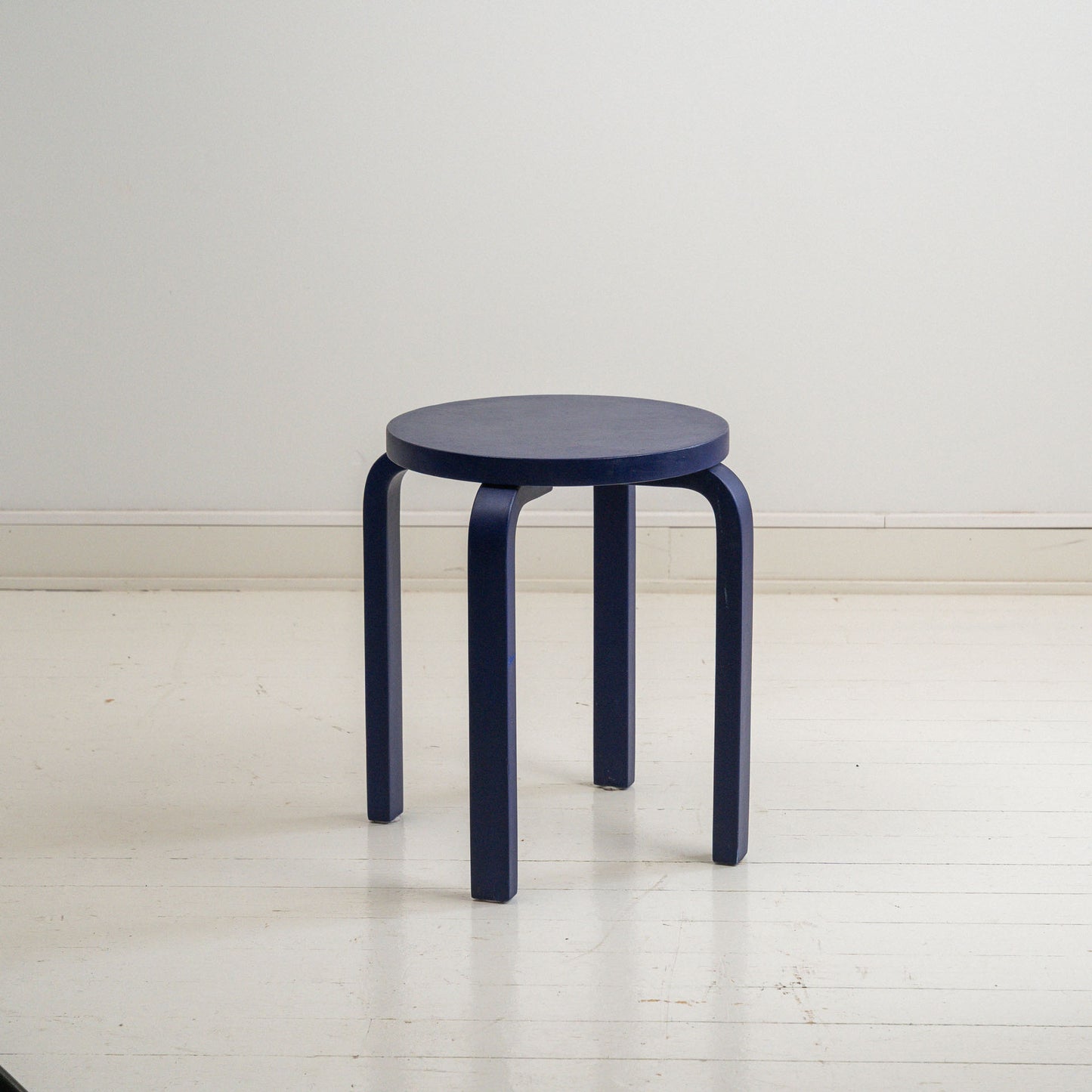 Artek E60, itsemaalattu tummansiniseksi