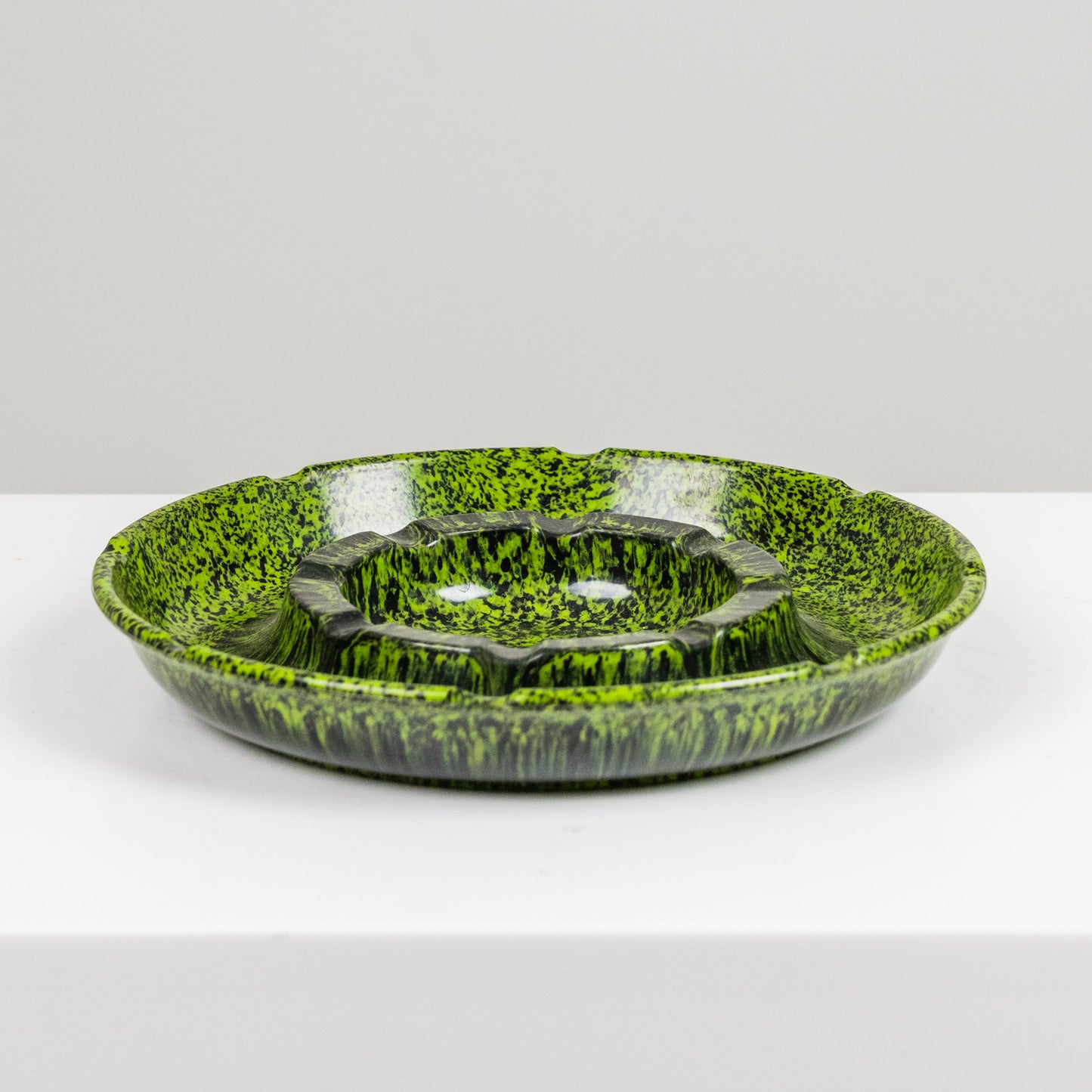 Vihreä bakeliittituhkakuppi