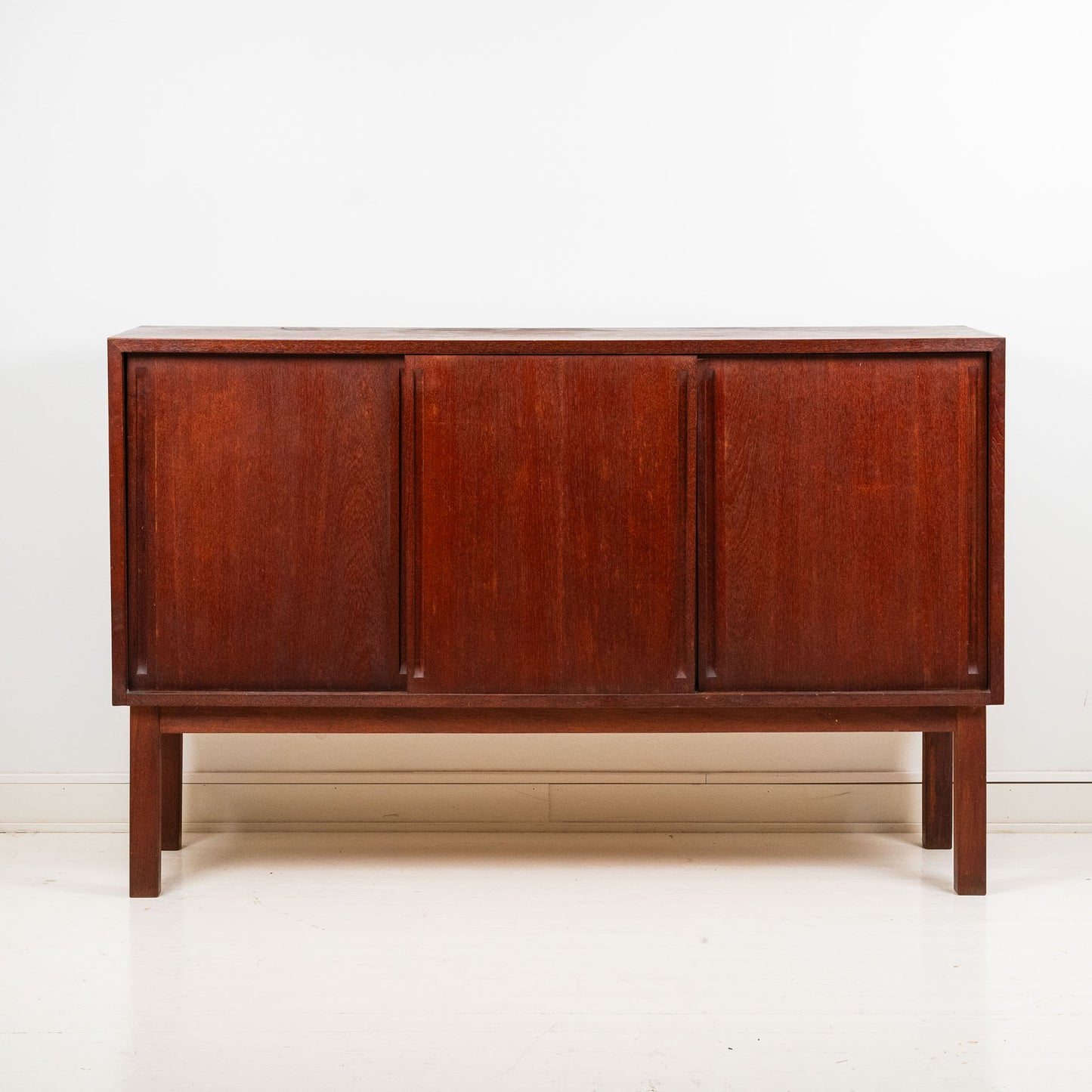 Carl Gustaf Hiort af Ornäs, "Näyttely-astiakaappi", matala