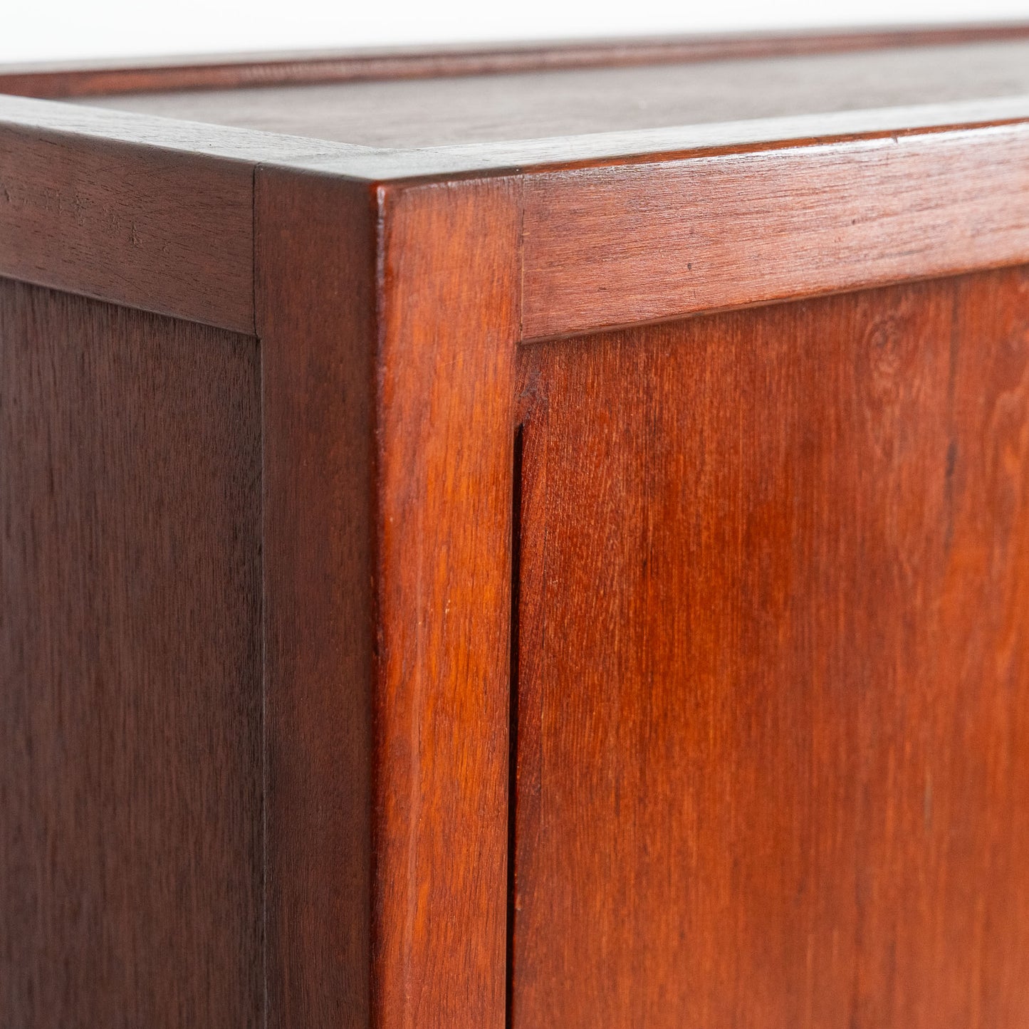 Carl Gustaf Hiort af Ornäs, "Näyttely-astiakaappi", matala