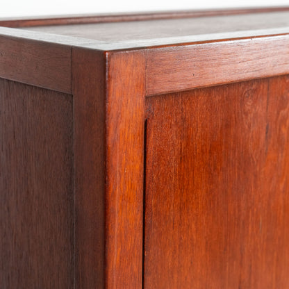 Carl Gustaf Hiort af Ornäs, "Näyttely-astiakaappi", matala