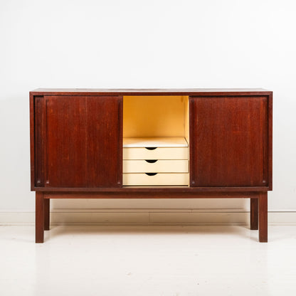 Carl Gustaf Hiort af Ornäs, "Näyttely-astiakaappi", matala