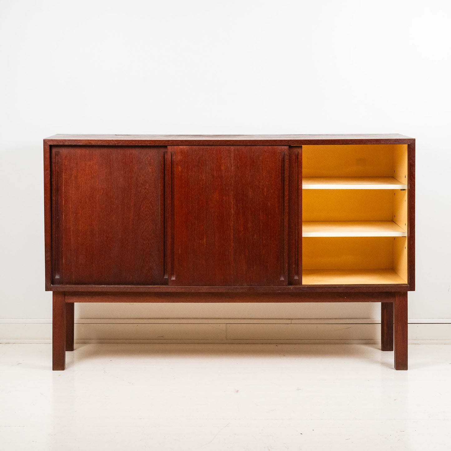 Carl Gustaf Hiort af Ornäs, "Näyttely-astiakaappi", matala