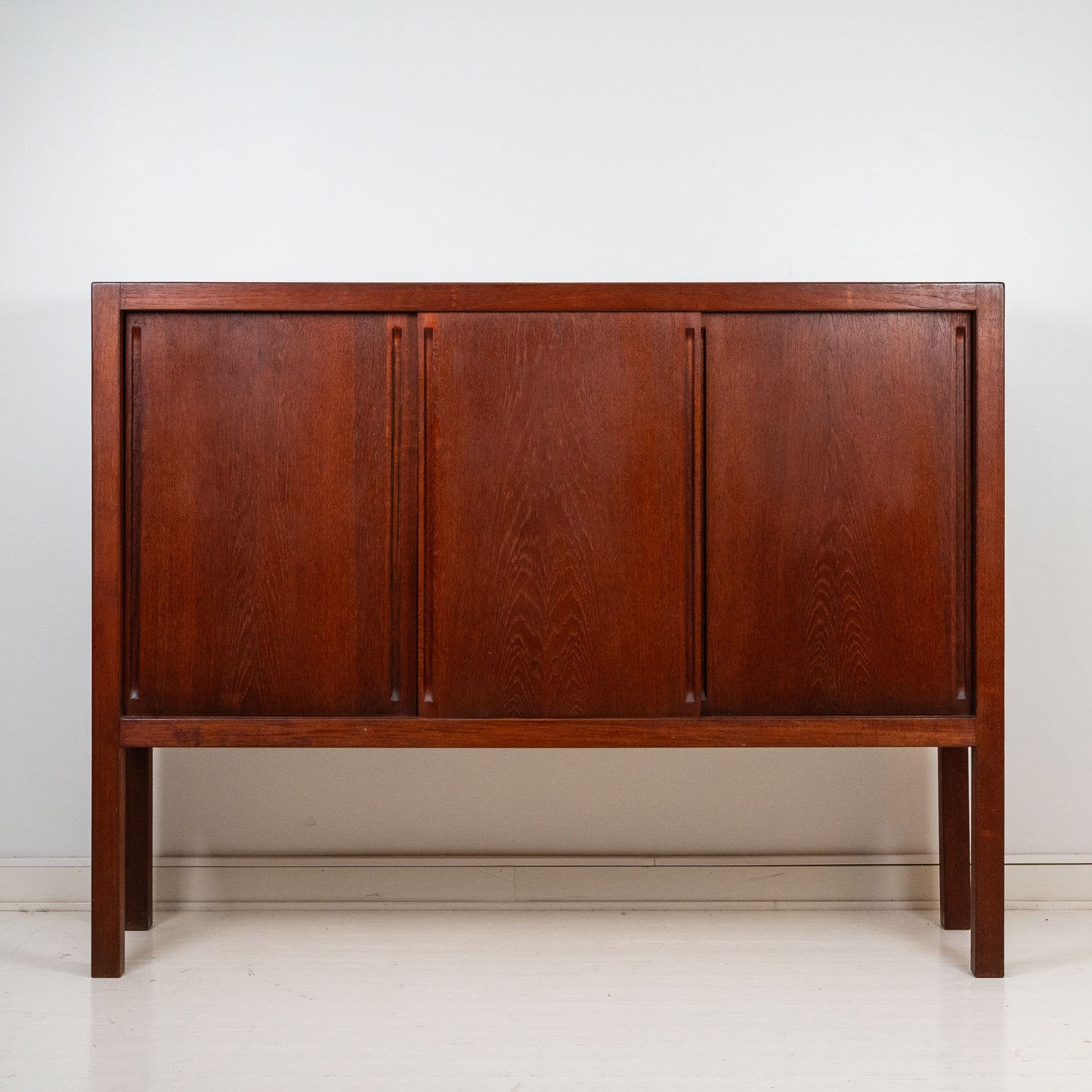 Carl Gustaf Hiort af Ornäs, "Näyttely-astiakaappi", korkea