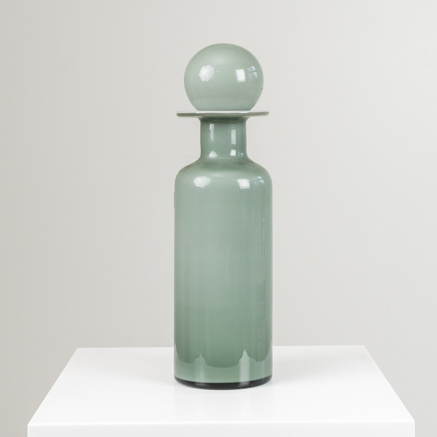 Harmaa lasipullo pallokorkilla