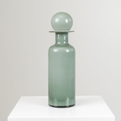 Harmaa lasipullo pallokorkilla