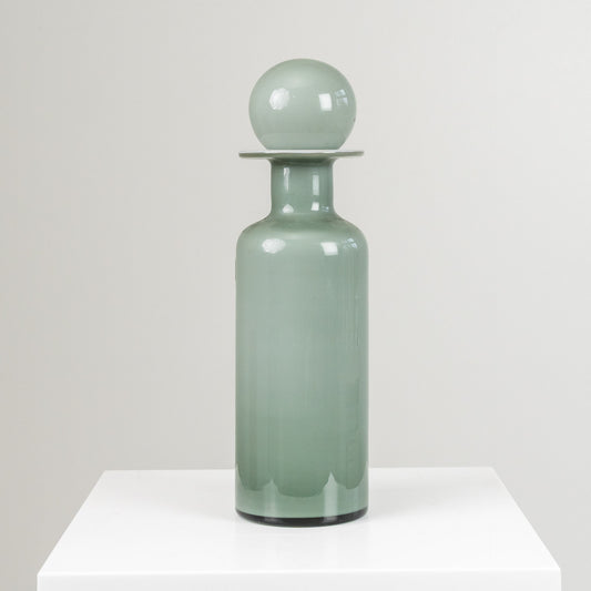 Harmaa lasipullo pallokorkilla