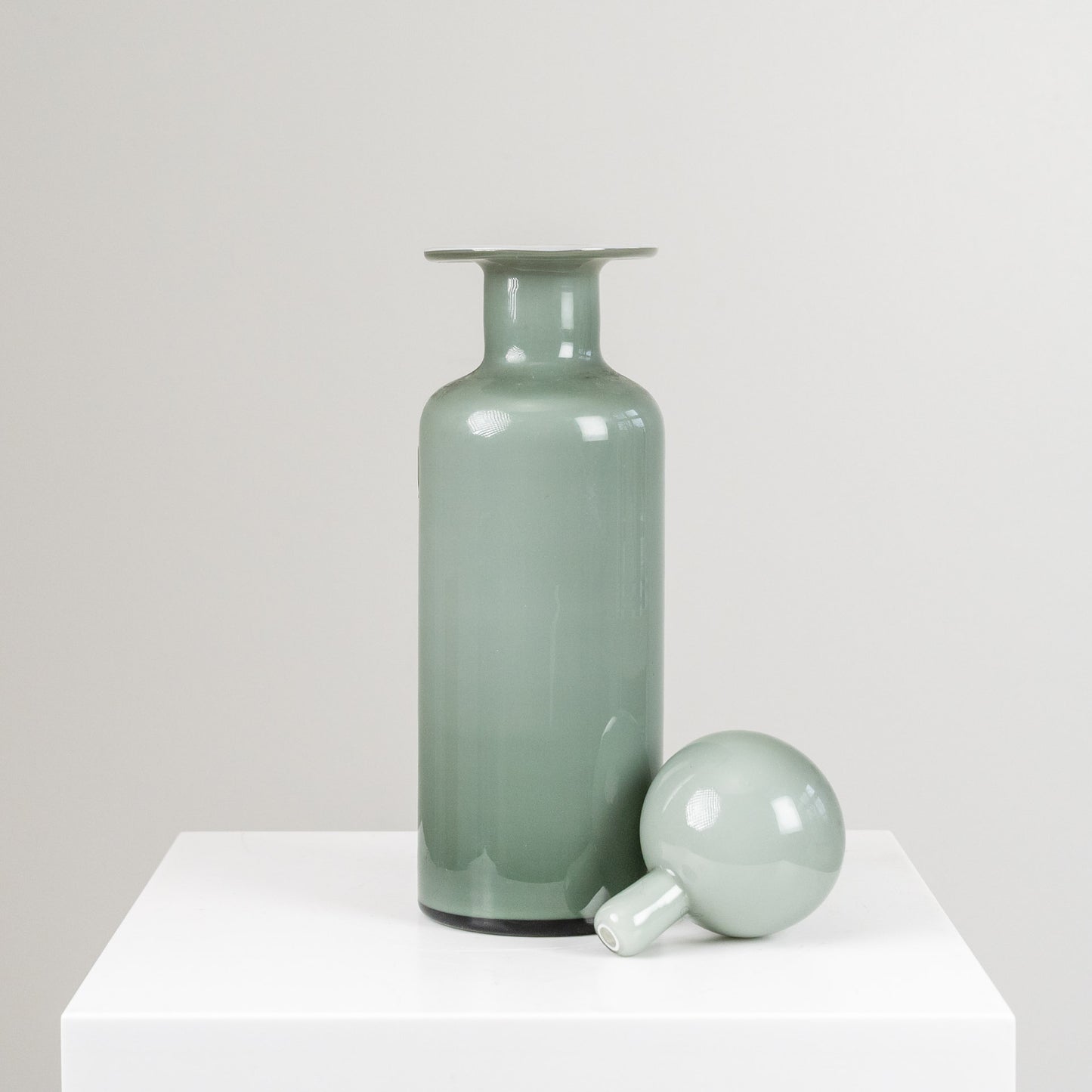 Harmaa lasipullo pallokorkilla