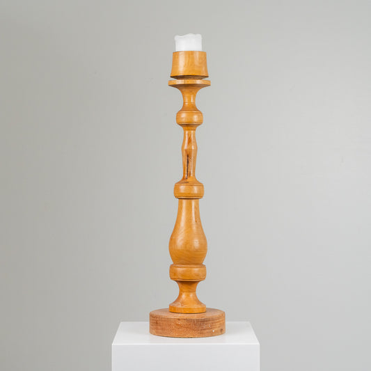 Korkea puinen kynttilänjalka