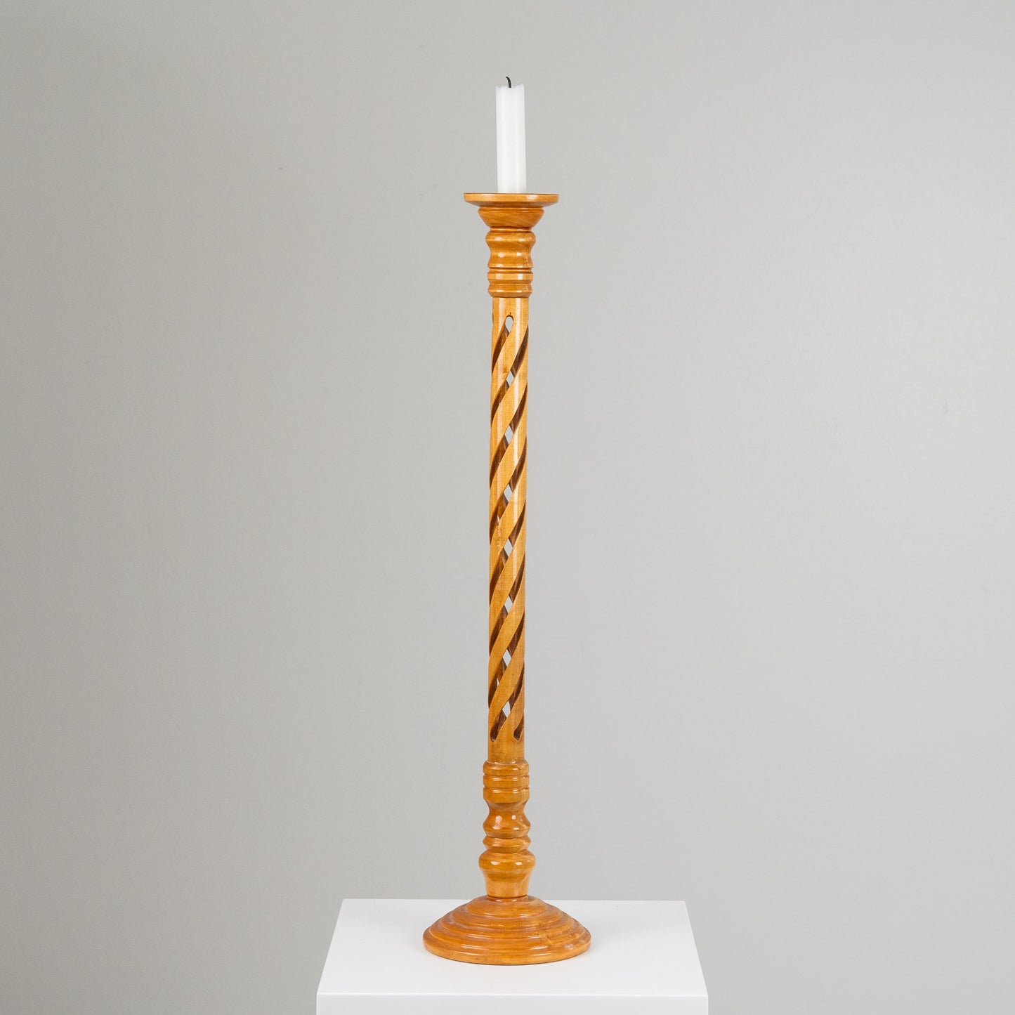 Korkea puinen kynttilänjalka