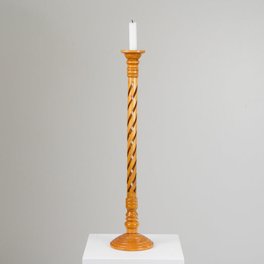 Korkea puinen kynttilänjalka