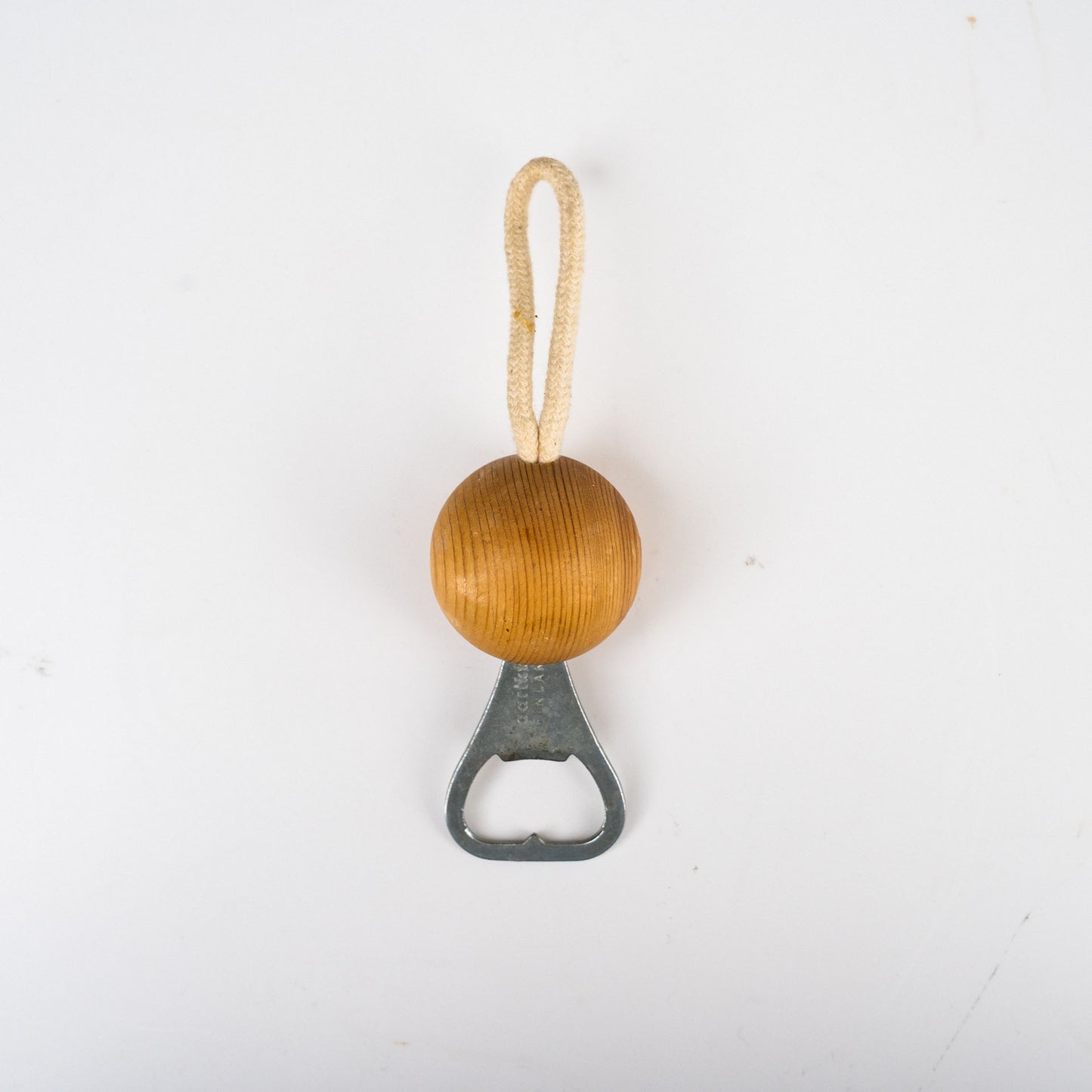 Aarikka korkinavaaja ripustuslenkillä