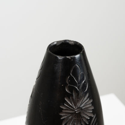 Kuvioitu vaasi, musta